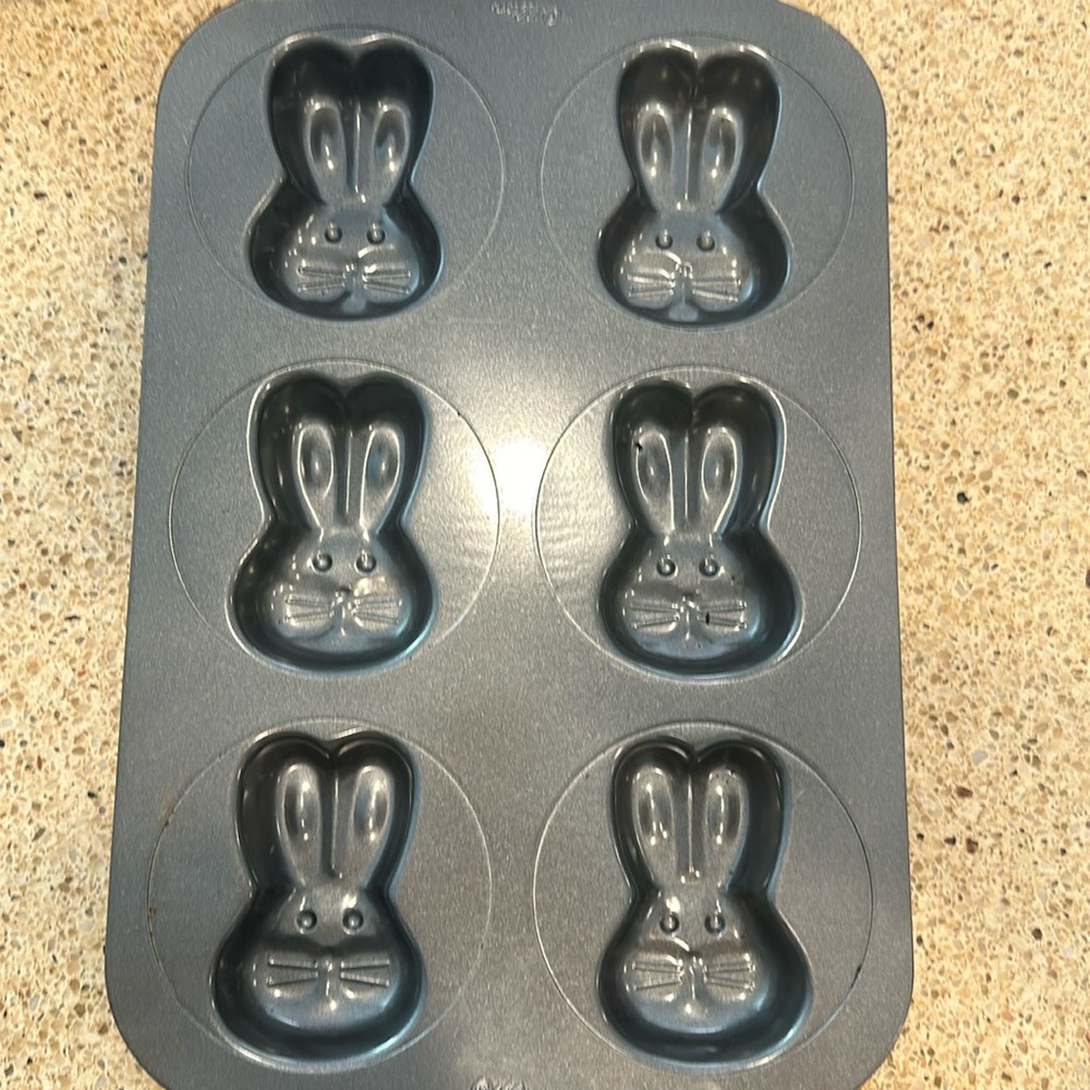 Bunny cake pan